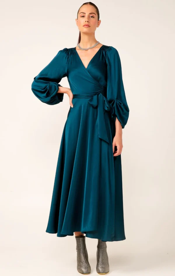 This polished yet pretty style is perfect for any occasion. The beautiful wrap design hugs your body in all the right places and skims over the hips.