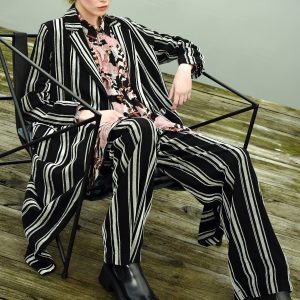 The ‘Forward March’ pants exude relaxed style. These pants are equipped with a relaxed wide leg and a flat front waistband with an elasticated back.