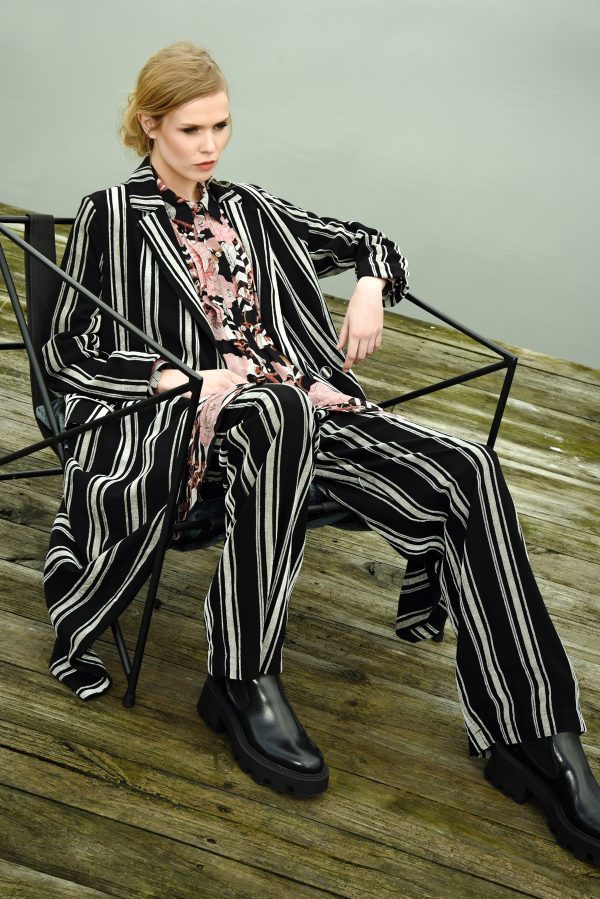 The ‘Forward March’ pants exude relaxed style. These pants are equipped with a relaxed wide leg and a flat front waistband with an elasticated back.