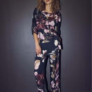 The Viva Trousers from the NU Denmark collection with a stylish fresh floral print are made for comfort which makes them perfect for everyday wear.