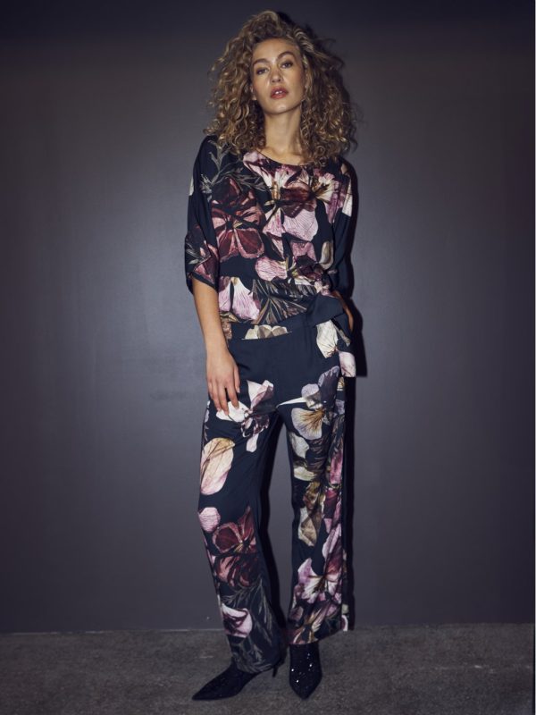 The Viva Trousers from the NU Denmark collection with a stylish fresh floral print are made for comfort which makes them perfect for everyday wear.