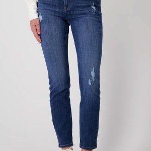 Monari Denim Jeans with Rhinestone Detail are the perfect balance of edgy and glamorous! Add flair to any outfit, pair with a casual tee or chic blouse.