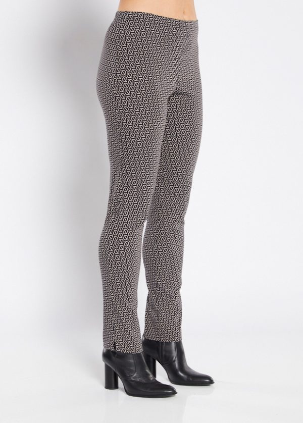 The Philosophy Simple Signature Pant are a versatile addition to any wardrobe! Made with a stretchy, flexible fabric. Perfect for comfort and movement.