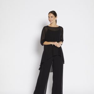 The Philosophy Ali top features a stylish contemporary hi-lo hemline, offering a flattering silhouette with a longer back and shorter front.