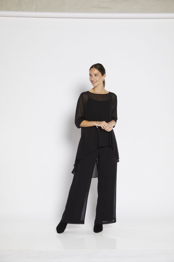 The Philosophy Ali top features a stylish contemporary hi-lo hemline, offering a flattering silhouette with a longer back and shorter front.