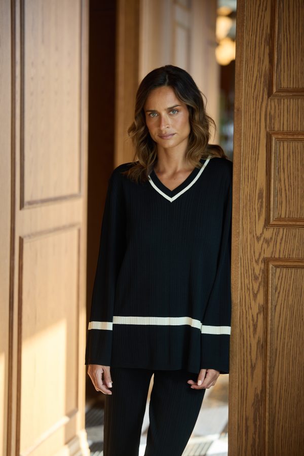 This Attic Knit Top in a relaxed-fit is made for comfort and style, it has a v-shaped neckline, contrast tipping and a hip-length design.