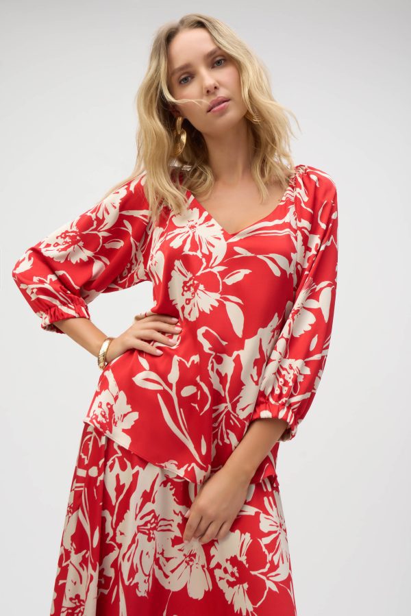 This luxurious hammered satin floral print top is the epitome of femininity and sophistication. Perfect for elevating any wardrobe.