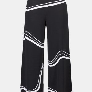 An abstract print combined with a soft sweater knit and flowy culotte silhouette, create an outstanding look that's not only stylish but comfortable.