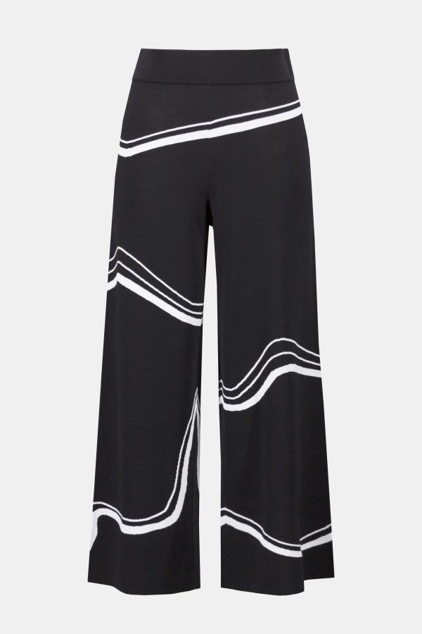 An abstract print combined with a soft sweater knit and flowy culotte silhouette, create an outstanding look that's not only stylish but comfortable.