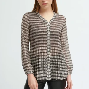 This Arlene Blouse in a printed pleated design is the perfect combination of fluidity and lightness. Made from a soft airy fabric.
