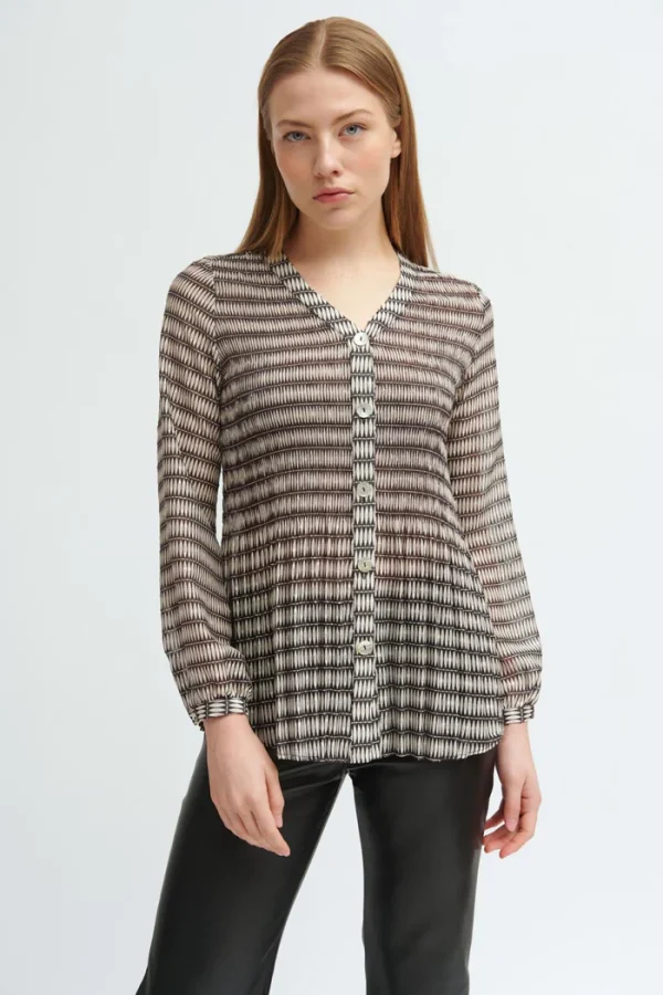 This Arlene Blouse in a printed pleated design is the perfect combination of fluidity and lightness. Made from a soft airy fabric.