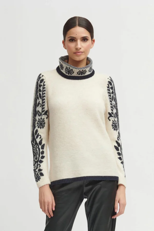 This Cazorla Two-tone Knitted Jumper is a stylish and versatile piece that adds a modern twist to any wardrobe. Designed and manufactured in Spain.