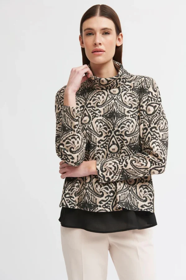 A soft and lightweight jersey fabric, offering comfort and breathability. Straight design, which provides a relaxed and easygoing silhouette.