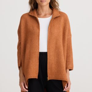 Stay cozy and stylish in the Woodside Poncho, featuring an exposed center front zip, scoop hemline at the back and oversized fit for ultimate comfort.