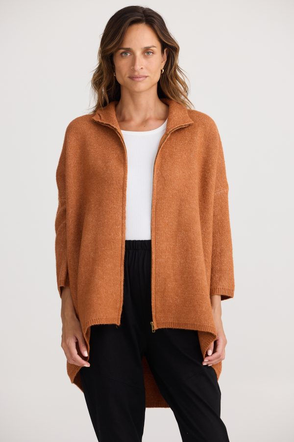 Stay cozy and stylish in the Woodside Poncho, featuring an exposed center front zip, scoop hemline at the back and oversized fit for ultimate comfort.