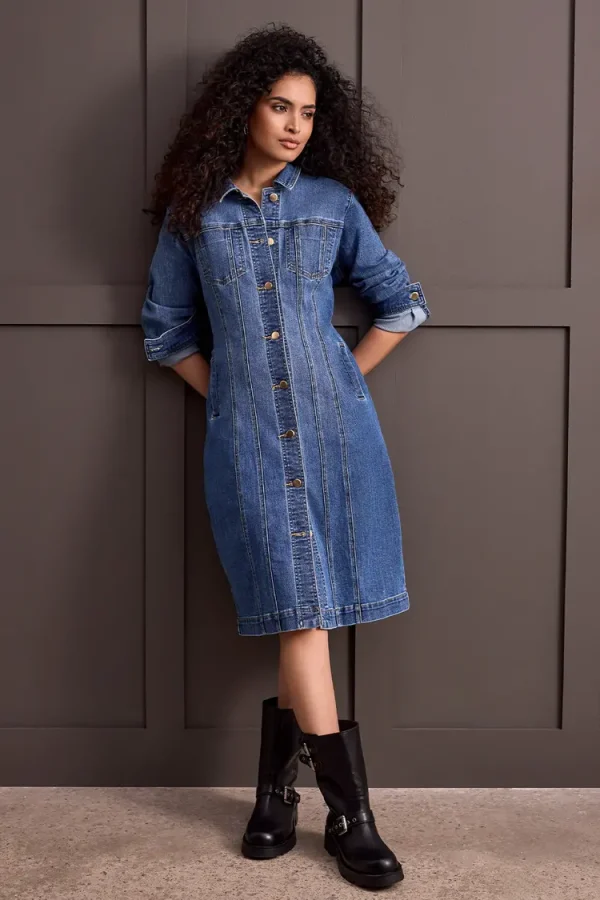 Achieve the perfect one-and-done look with ease in this denim dress jacket. A versatile piece and stylish wardrobe staple.