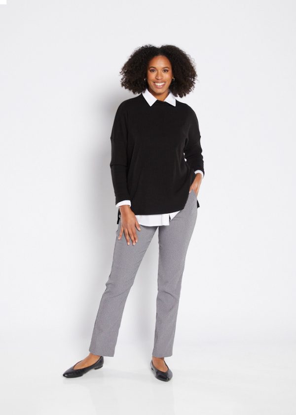 Step up your daily style with the Chevron Pant by Philosophy – a modern wardrobe staple that combines sleek sophistication with everyday ease.