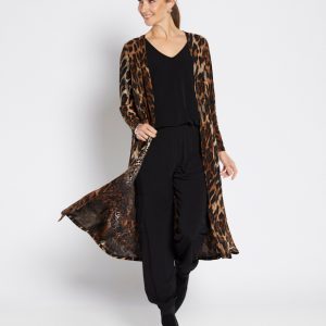 This versatile style effortlessly transitions from work to weekend, formal to laid-back. Just swap out your shoes and accessories to suit the occasion.