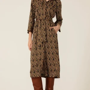 The Gino Shirtmaker Dress is the perfect all-rounder. This midi-length dress can be worn open over tops and pants. Perfect for work, weekends, and travel.