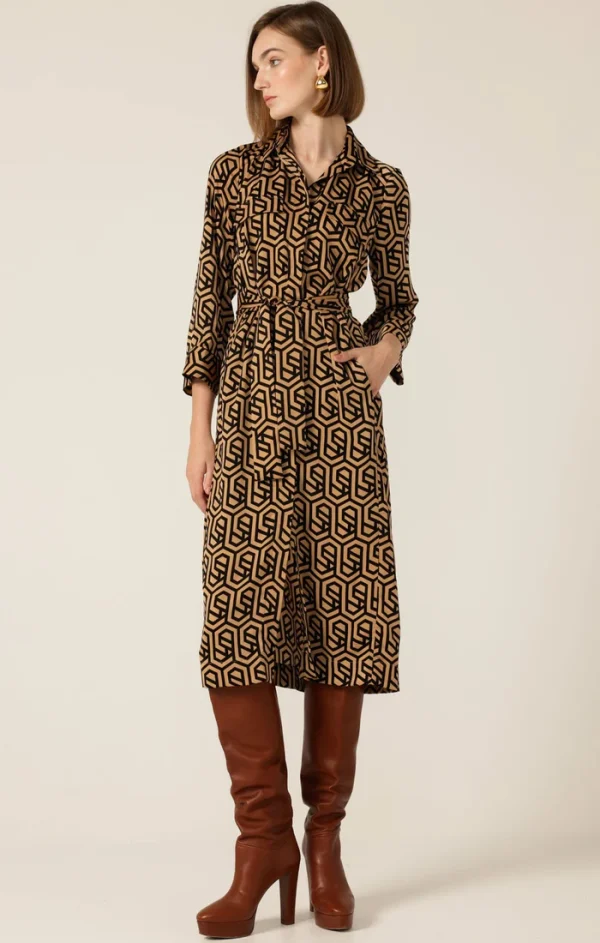 The Gino Shirtmaker Dress is the perfect all-rounder. This midi-length dress can be worn open over tops and pants. Perfect for work, weekends, and travel.