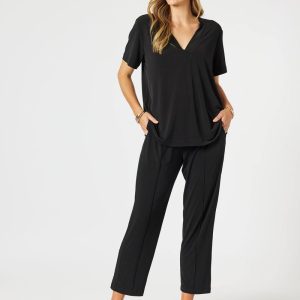 The Maggie V-Neck Travel Top features a laid-back fit and short sleeves.  Soft and lightweight, it’s your go-to for wherever the day takes you.